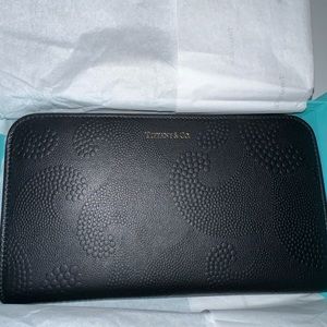 TIFFANY & CO. Black wave leather zip wallet